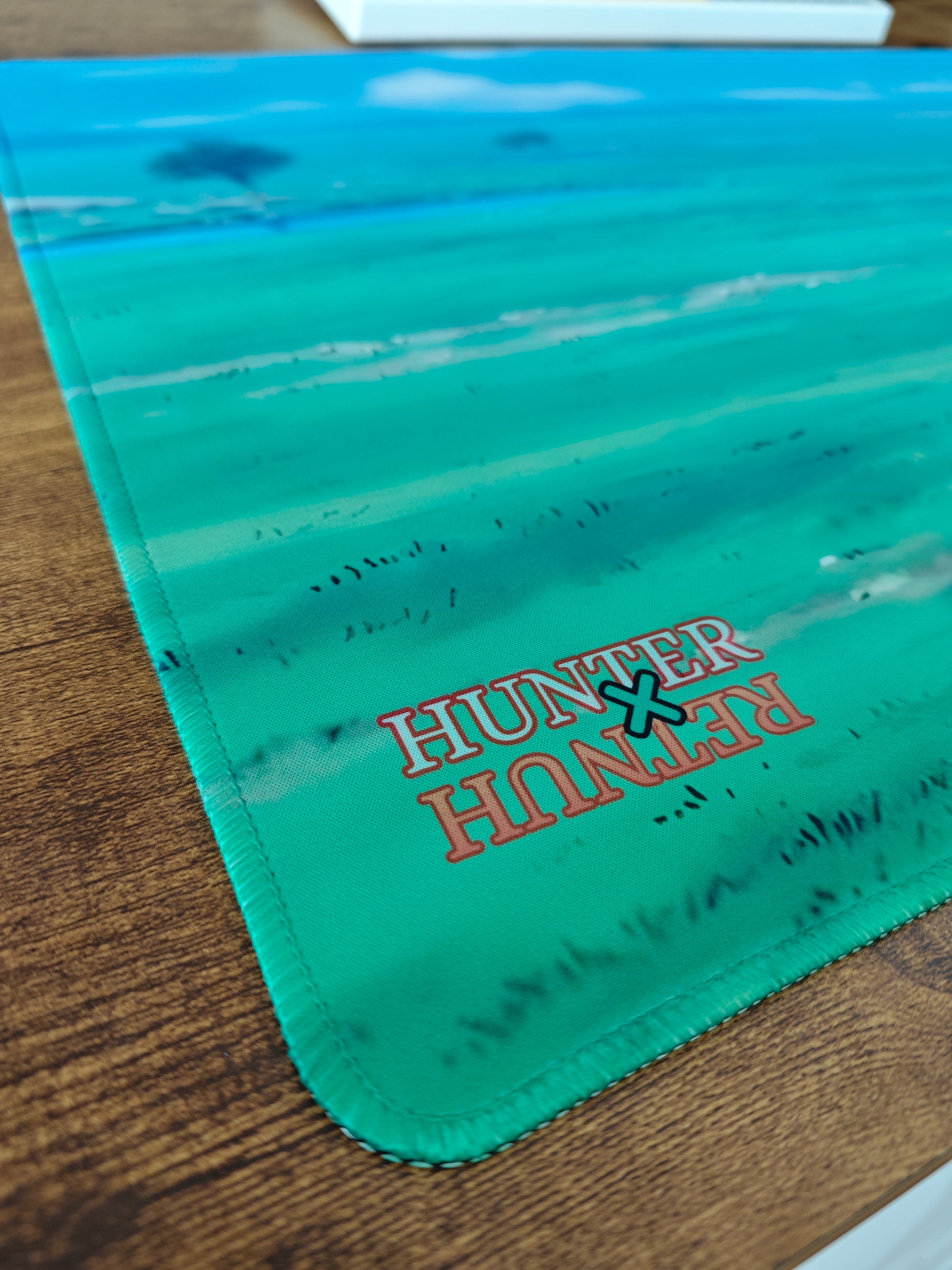 Mousepad cu peisaj verde din seria Hunter X Hunter cu detaliu pe marginea cusuta