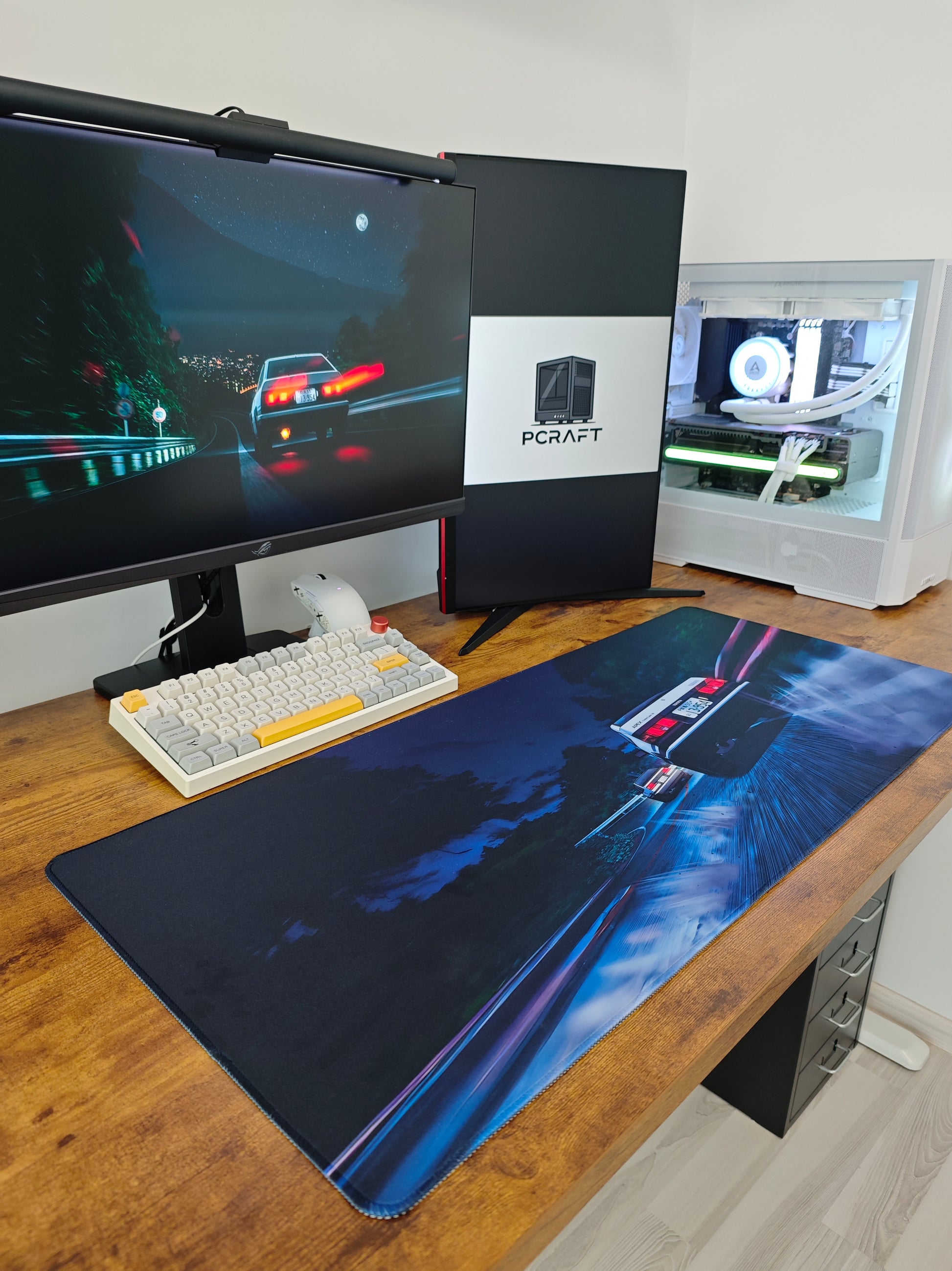 Mousepad din seria Initial D cu Toyota AE86 in fundal pe birou cu setup din lateral