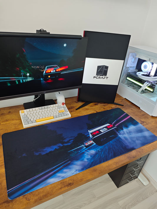 Mousepad din seria Initial D cu Toyota AE86 in fundal pe birou cu setup