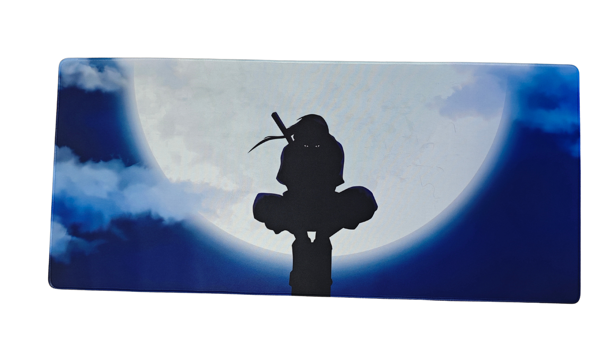Mousepad Naruto cu personajul Itachi de mari dimensiuni privit din ansamblu, de sus