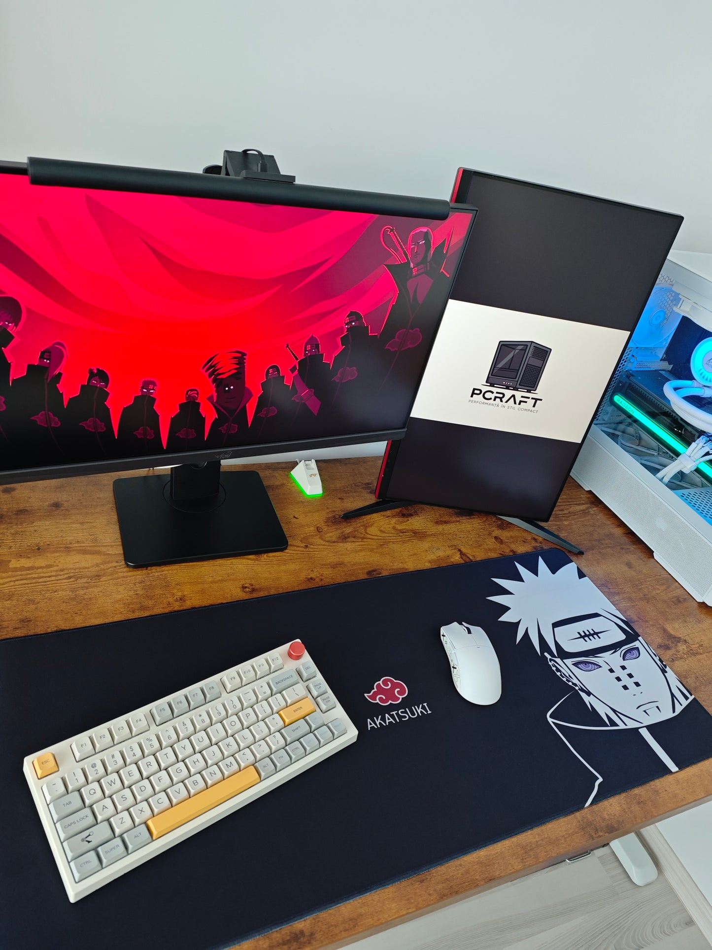 Mousepad din seria Naruto cu personajul Pain din Akatsuki pe birou cu setup complet