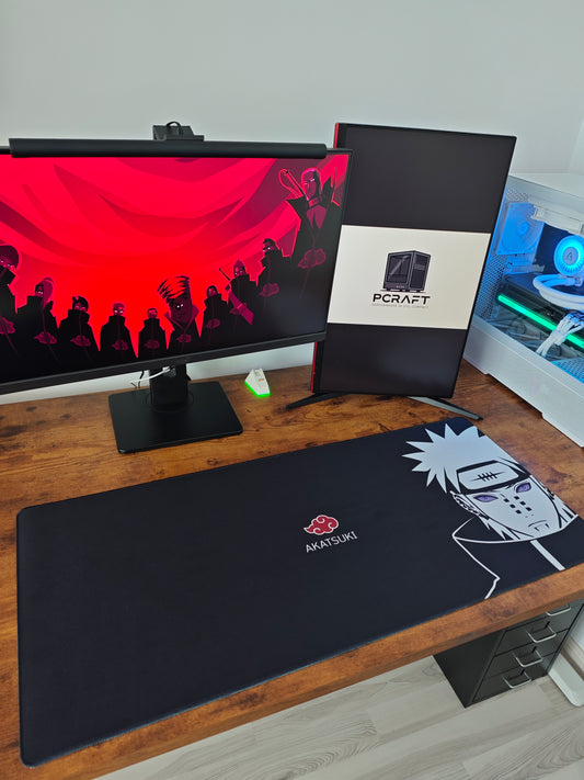 Mousepad din seria Naruto cu personajul Pain din Akatsuki pe birou