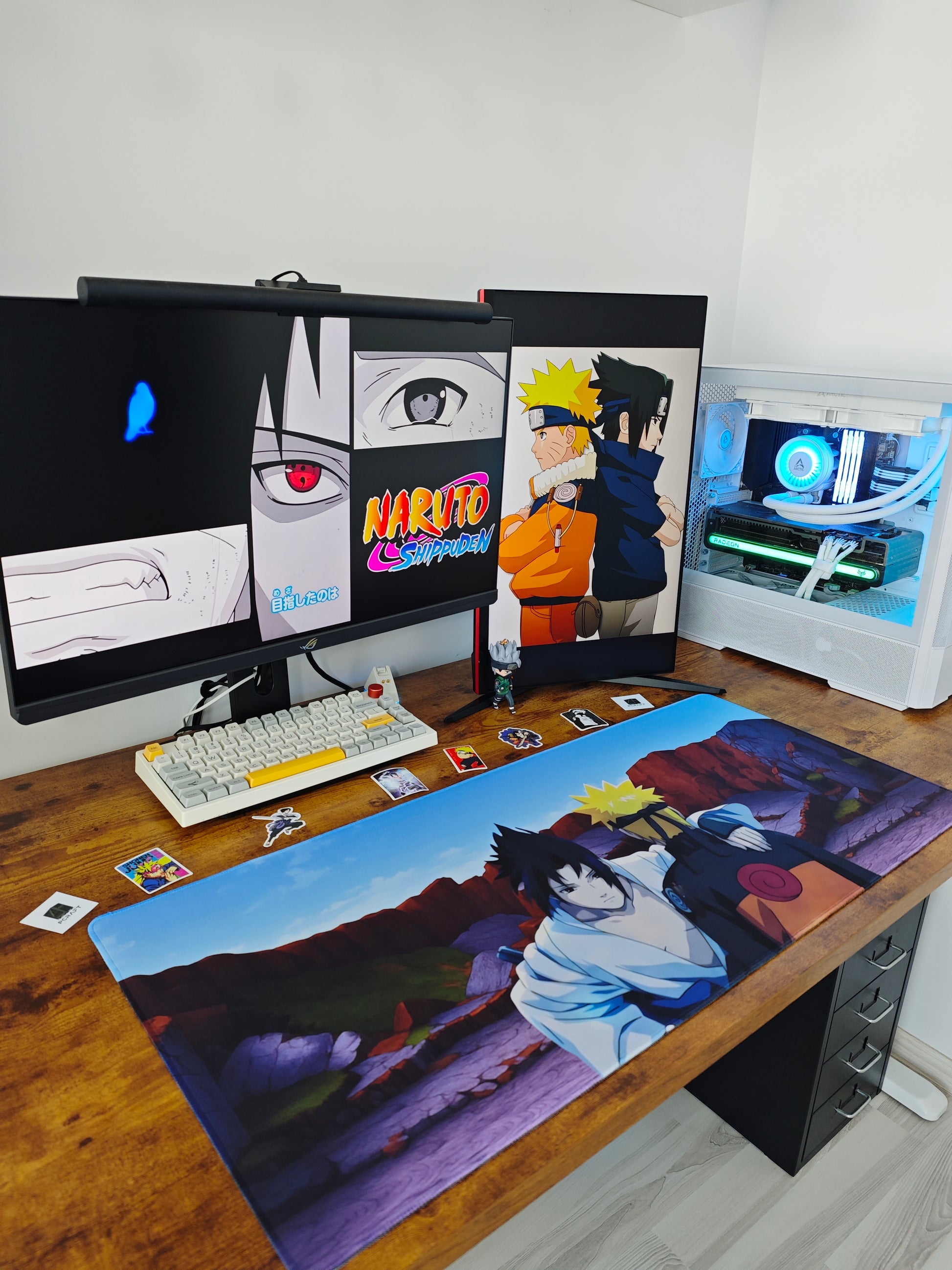 Mousepad Naruto și Sasuke pe un birou de gaming cu tastatură mecanică și PC.