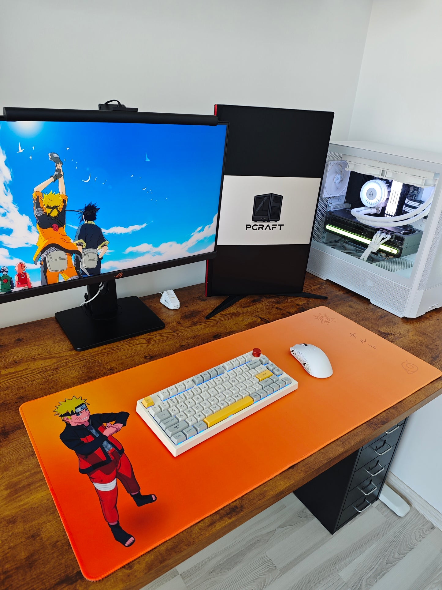 Mousepad cu Naruto Uzumaki din seria Naruto Shippuden pe birou cu setup
