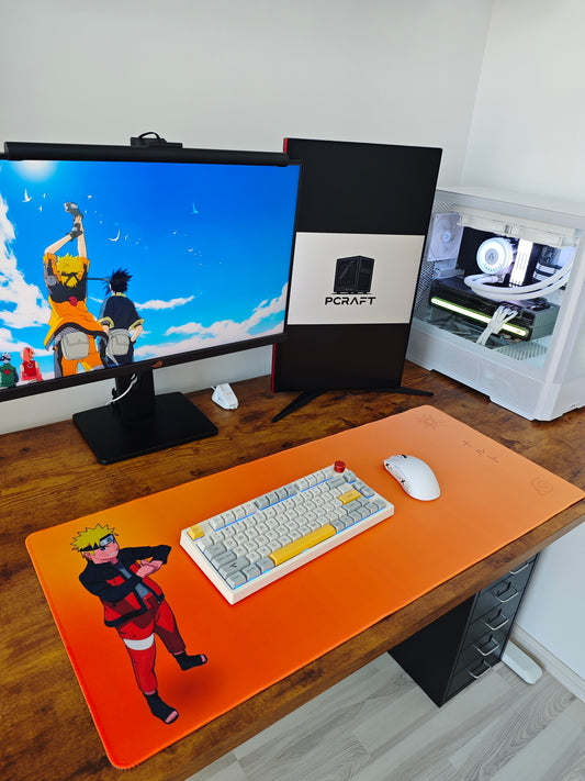 Mousepad cu Naruto Uzumaki din seria Naruto Shippuden pe birou cu setup