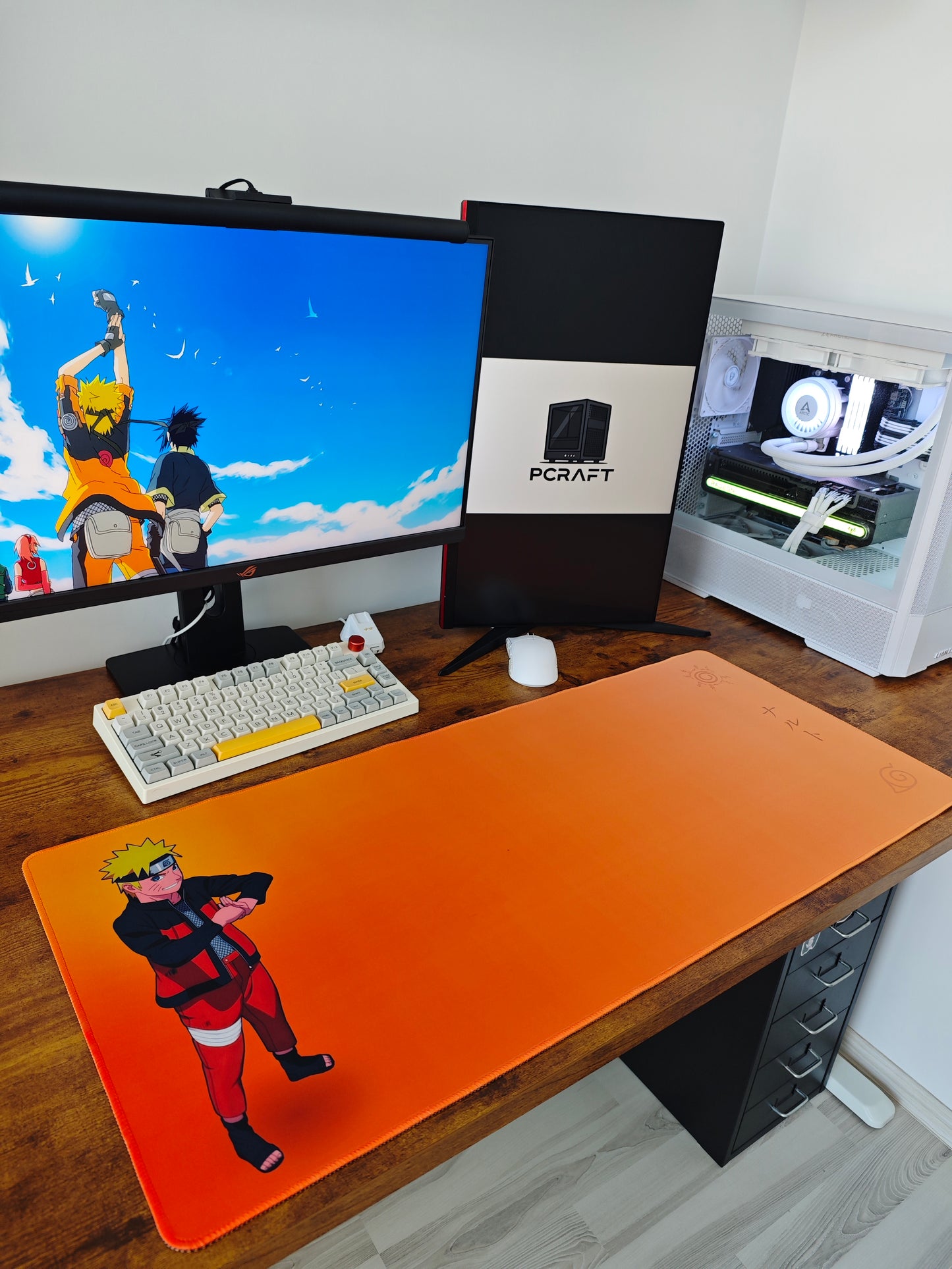 Mousepad cu Naruto Uzumaki din seria Naruto Shippuden pe birou