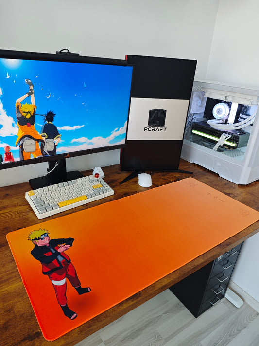 Mousepad cu Naruto Uzumaki din seria Naruto Shippuden pe birou
