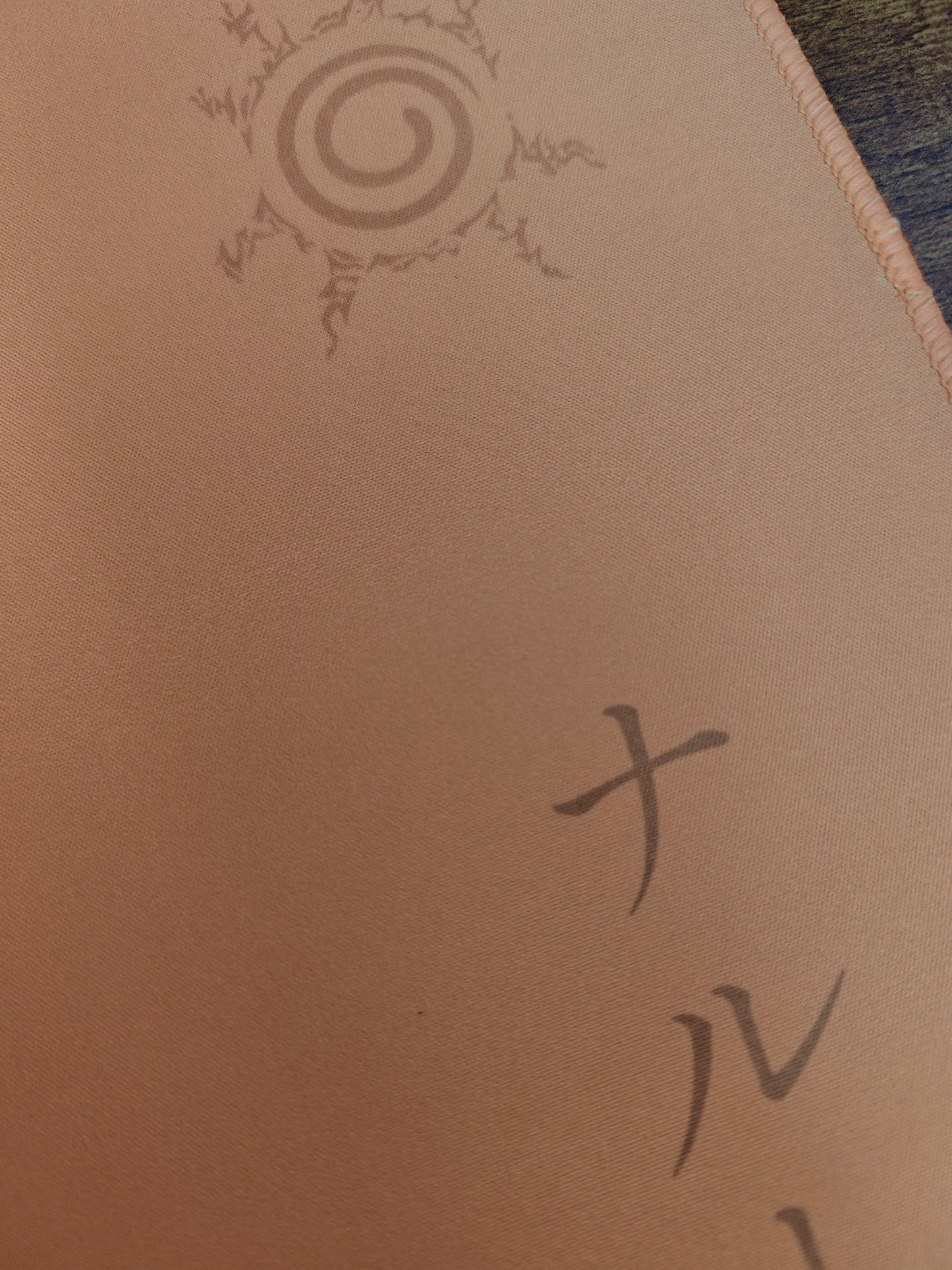 Mousepad cu Naruto Uzumaki din seria Naruto Shippuden cu detaliu pe simboluri