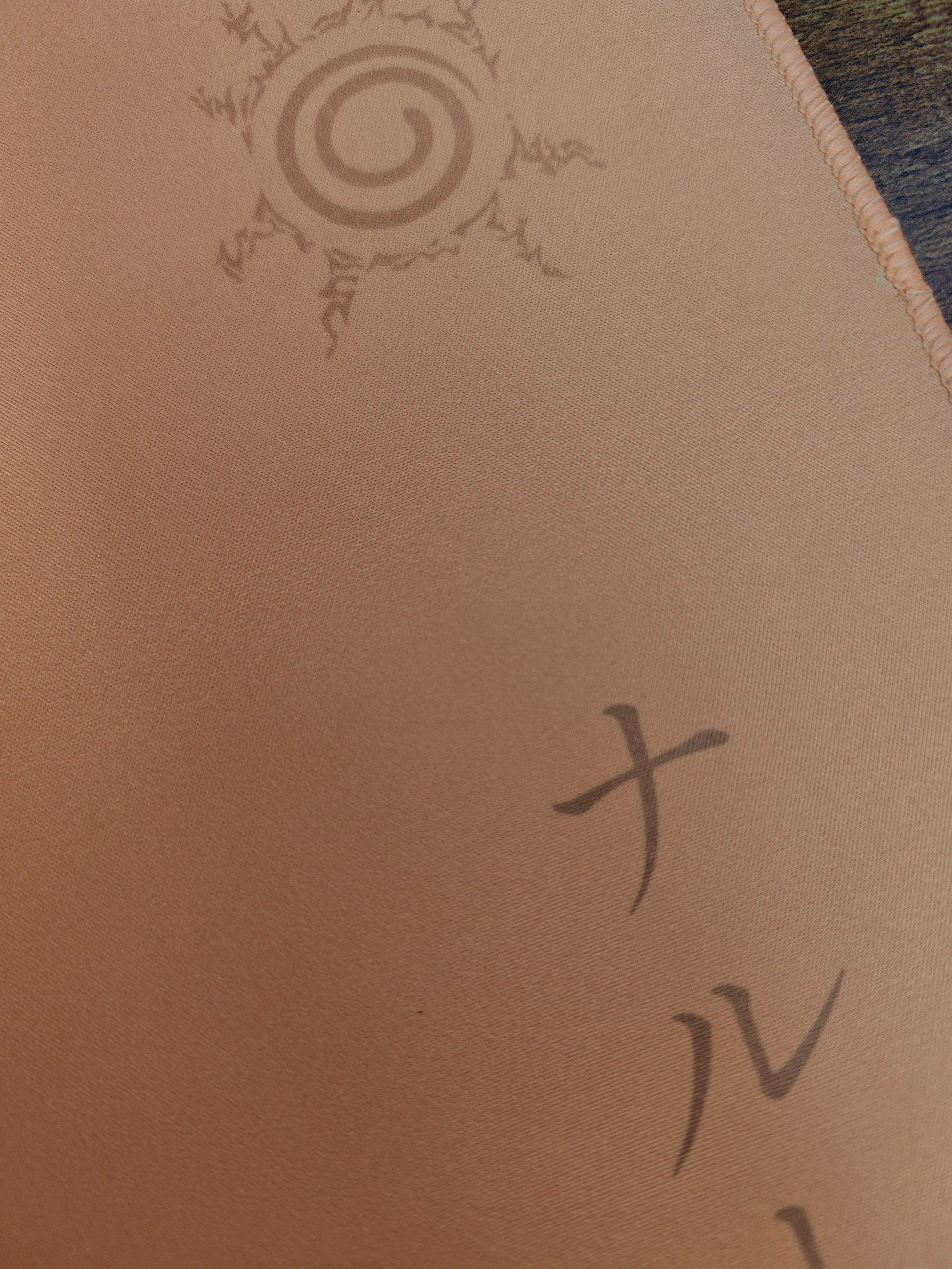 Mousepad cu Naruto Uzumaki din seria Naruto Shippuden cu detaliu pe simboluri