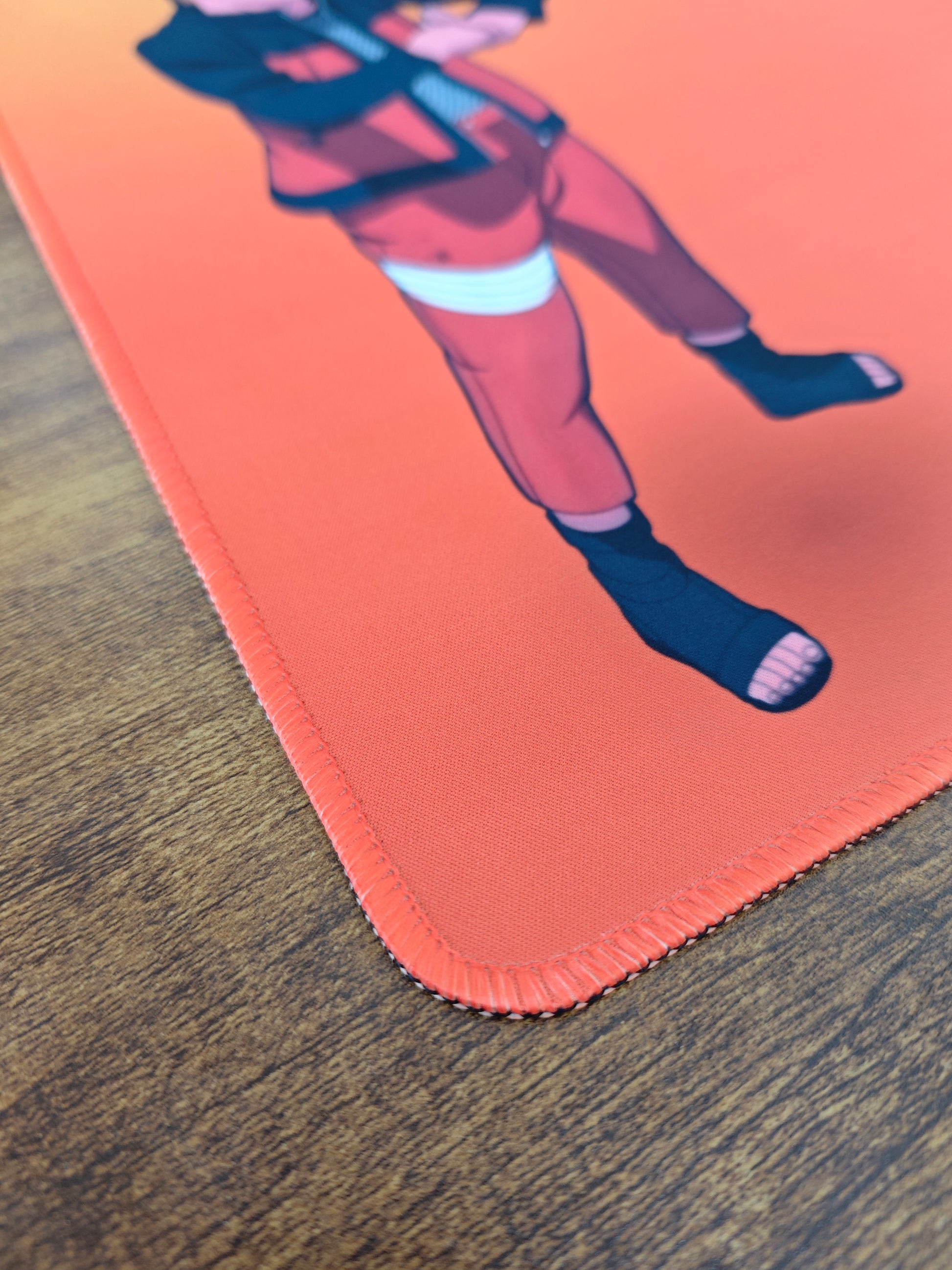 Mousepad cu Naruto Uzumaki din seria Naruto Shippuden cu detaliu pe marginea cusuta
