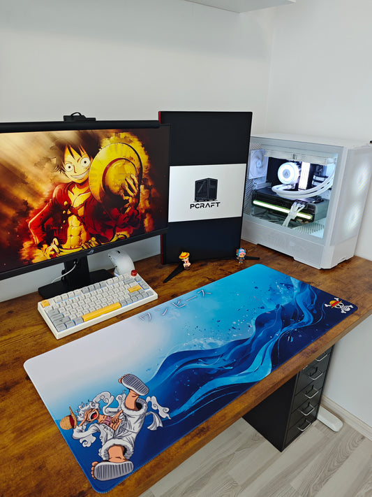 Mousepad din seria One Piece cu Luffy pe mare pe birou cu setup