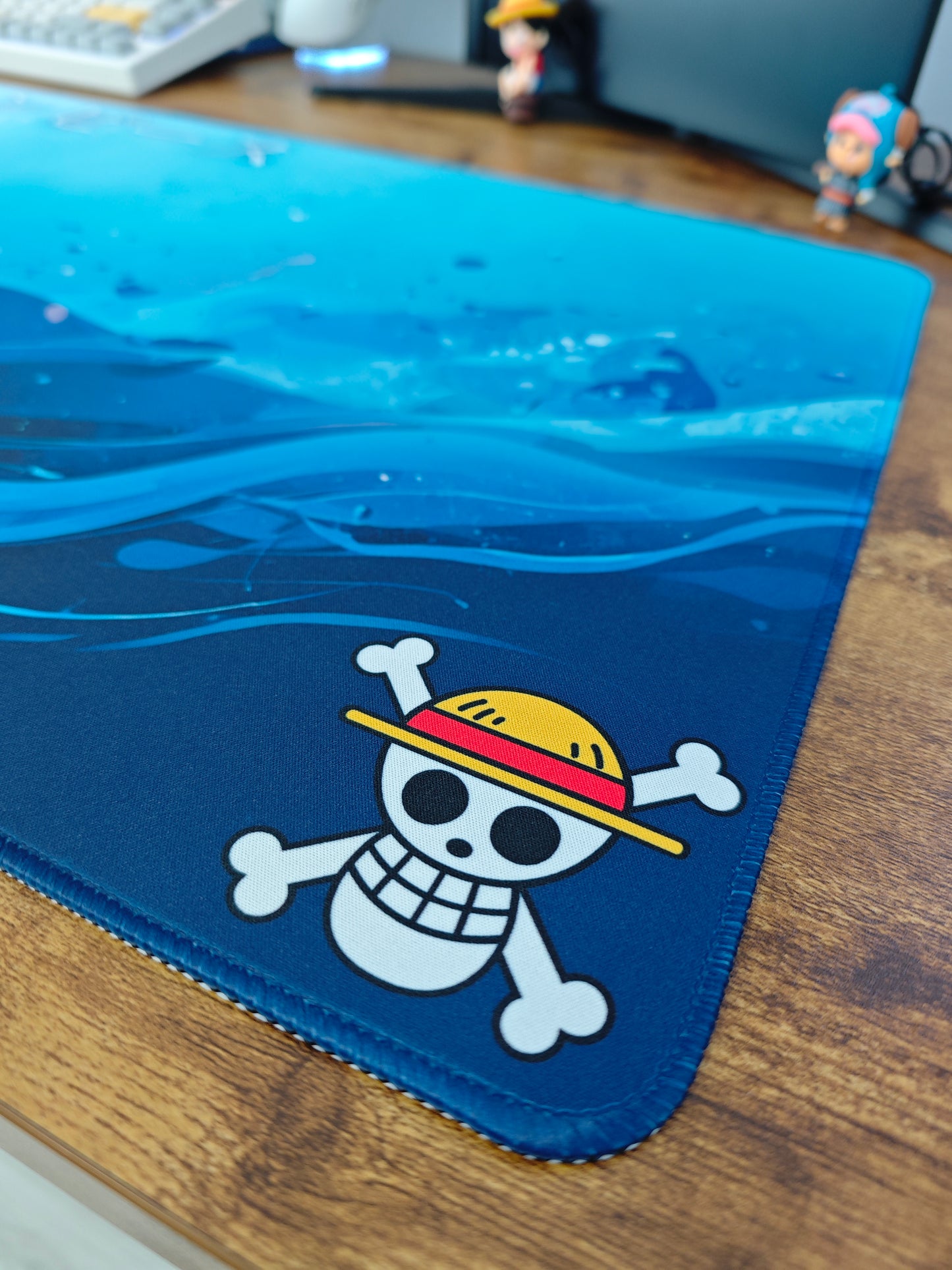 Mousepad din seria One Piece cu Luffy pe mare detaliu cu margine cusuta