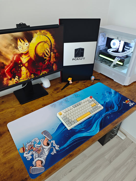 Mousepad din seria One Piece cu Luffy pe mare pe birou cu setup si tastatura