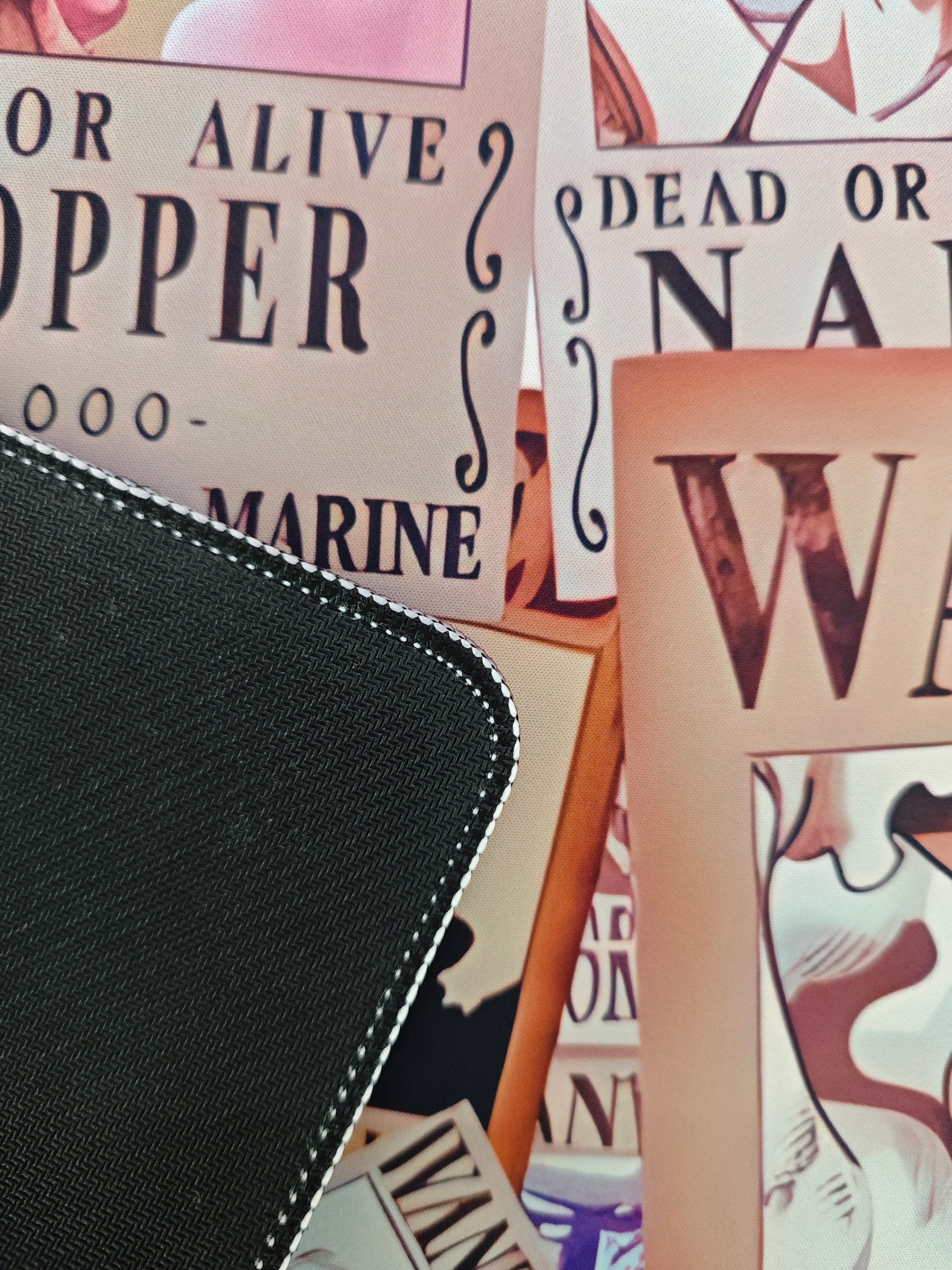 Mousepad din seria One Piece cu posterele personajelor detaliu cu cauciuc aderent