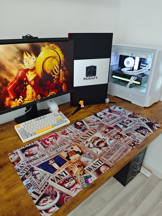 Mousepad din seria One Piece cu posterele personajelor pe birou