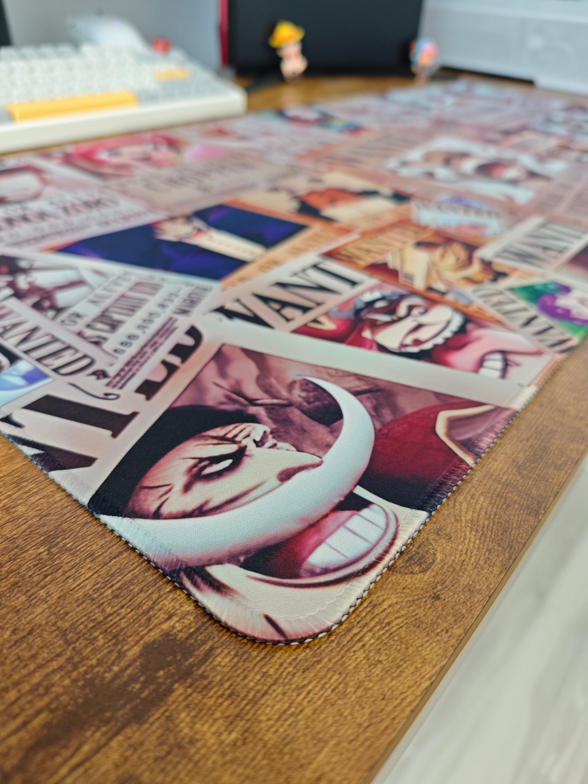 Mousepad din seria One Piece cu posterele personajelor detaliu cu margine cusuta