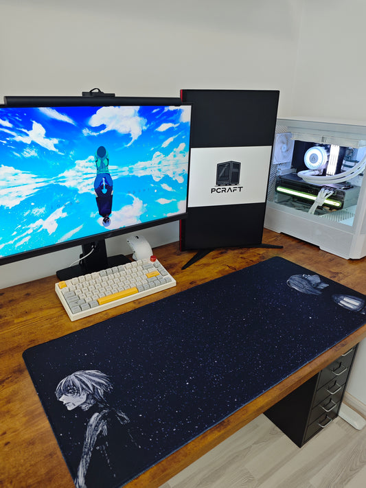 Mousepad din seria Tokyo Ghoul cu orasul Kaneki si Arima pe birou