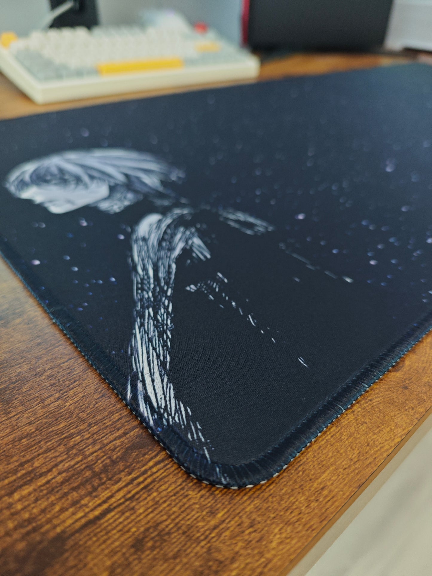 Mousepad din seria Tokyo Ghoul cu orasul Kaneki si Arima detaliu cu margine cusuta