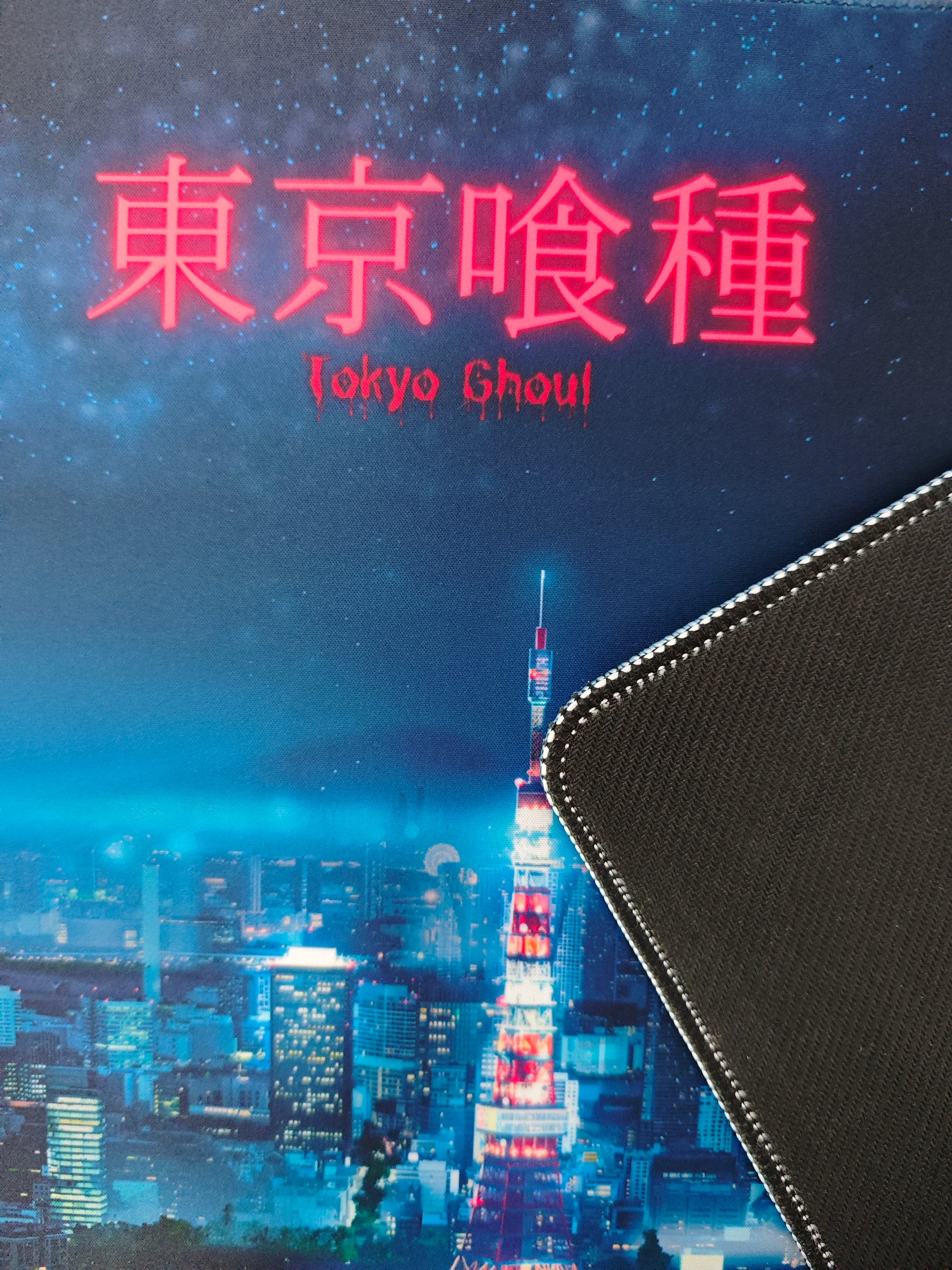 Mousepad din seria Tokyo Ghoul cu orasul Tokyo si Kaneki detaliu cu cauciuc aderent
