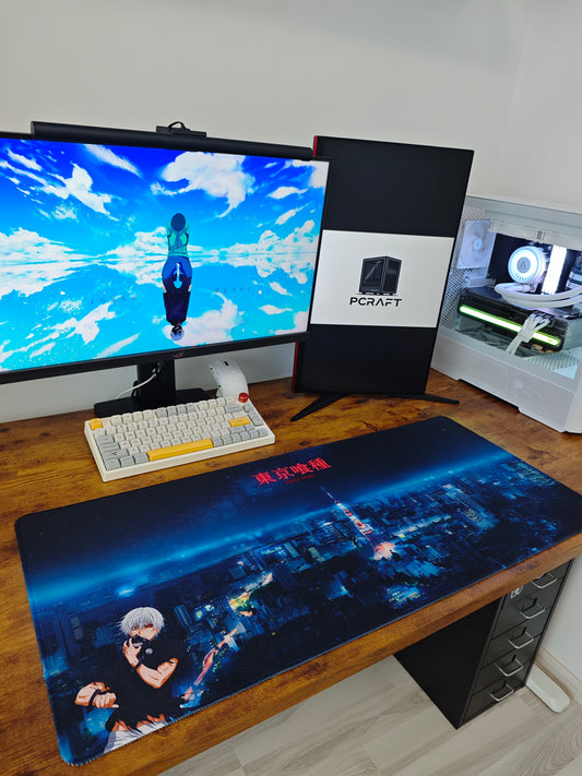 Mousepad din seria Tokyo Ghoul cu orasul Tokyo si Kaneki pe birou