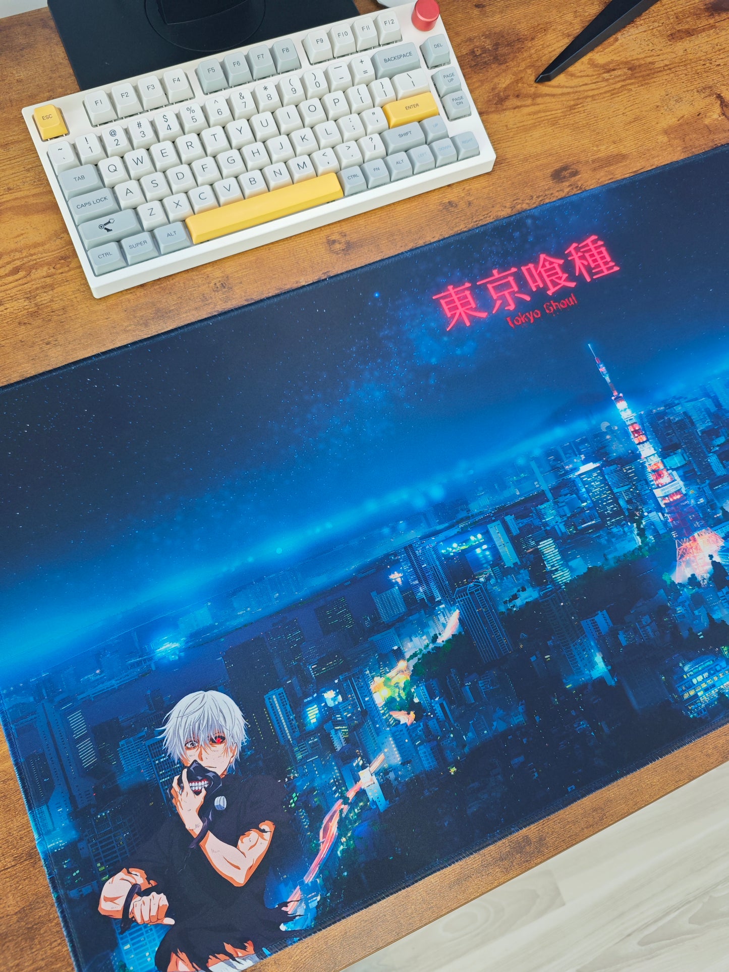 Mousepad din seria Tokyo Ghoul cu orasul Tokyo si Kaneki close-up pe birou