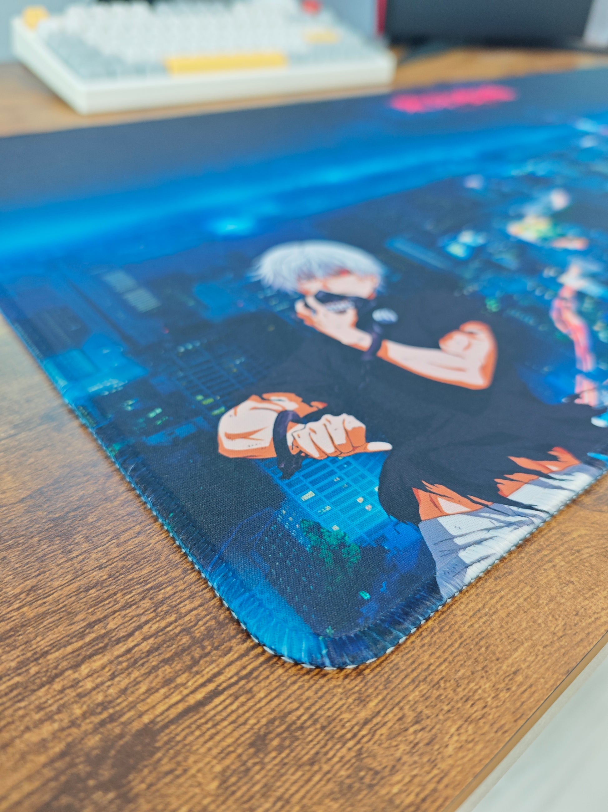 Mousepad din seria Tokyo Ghoul cu orasul Tokyo si Kaneki detaliu cu margine cusuta