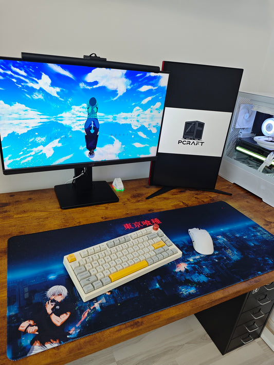 Mousepad din seria Tokyo Ghoul cu orasul Tokyo si Kaneki pe birou cu setup complet