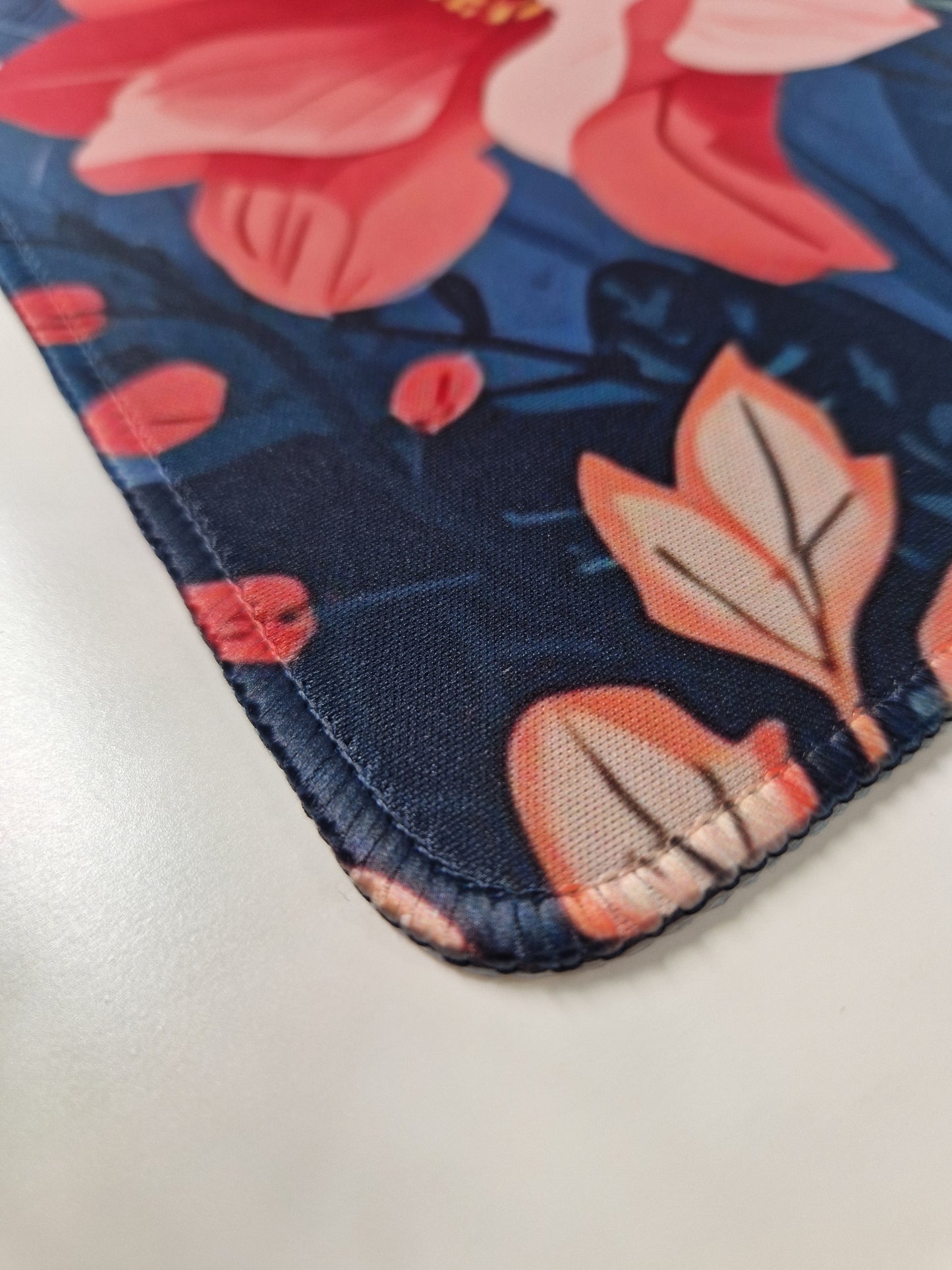 Mousepad floral cu margine cusută, detaliu