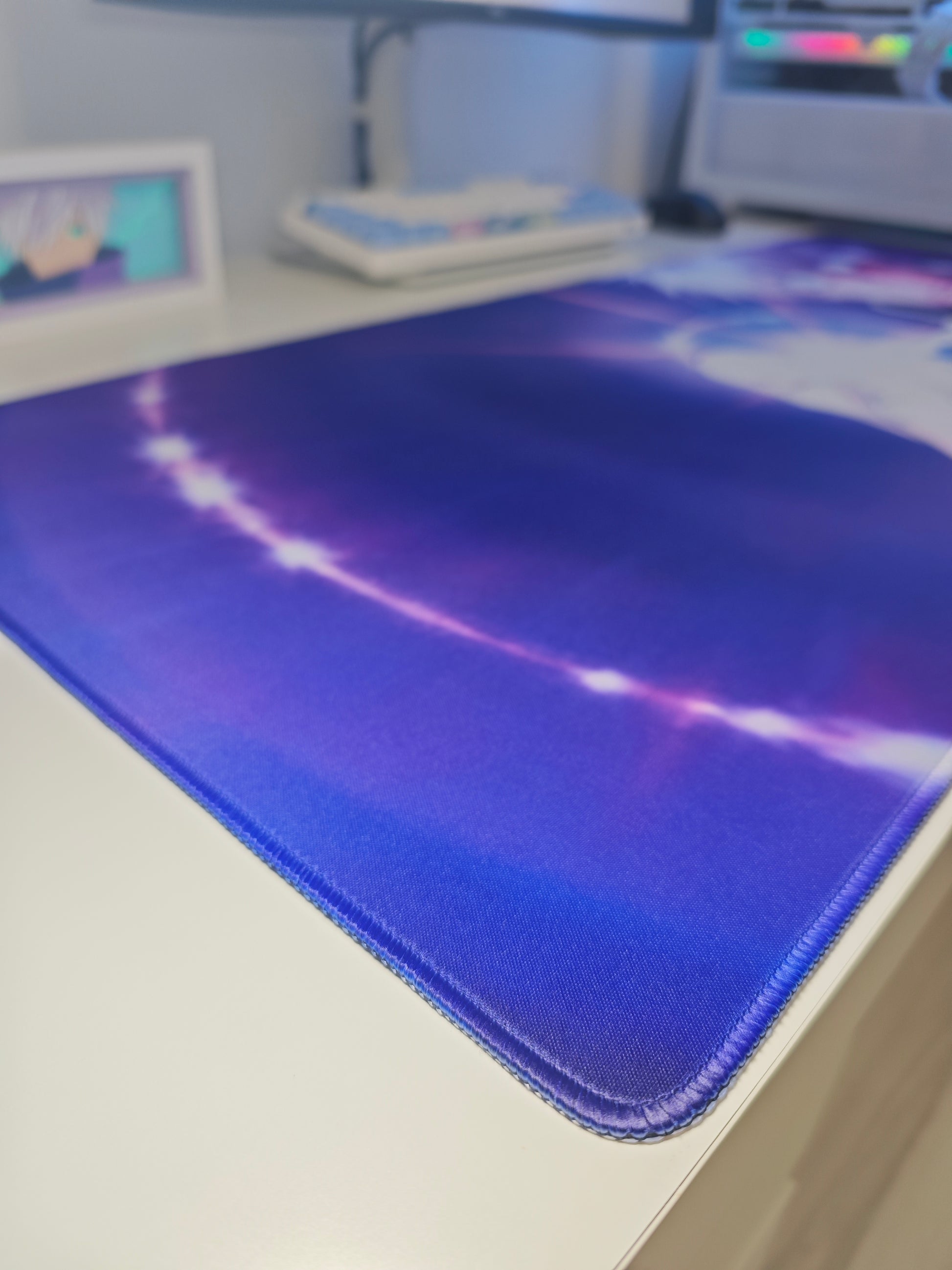 Mousepad din seria Jujutsu Kaisen cu personajul Gojo si tehnica Hollow Purple cu detaliu pe marginea cusuta