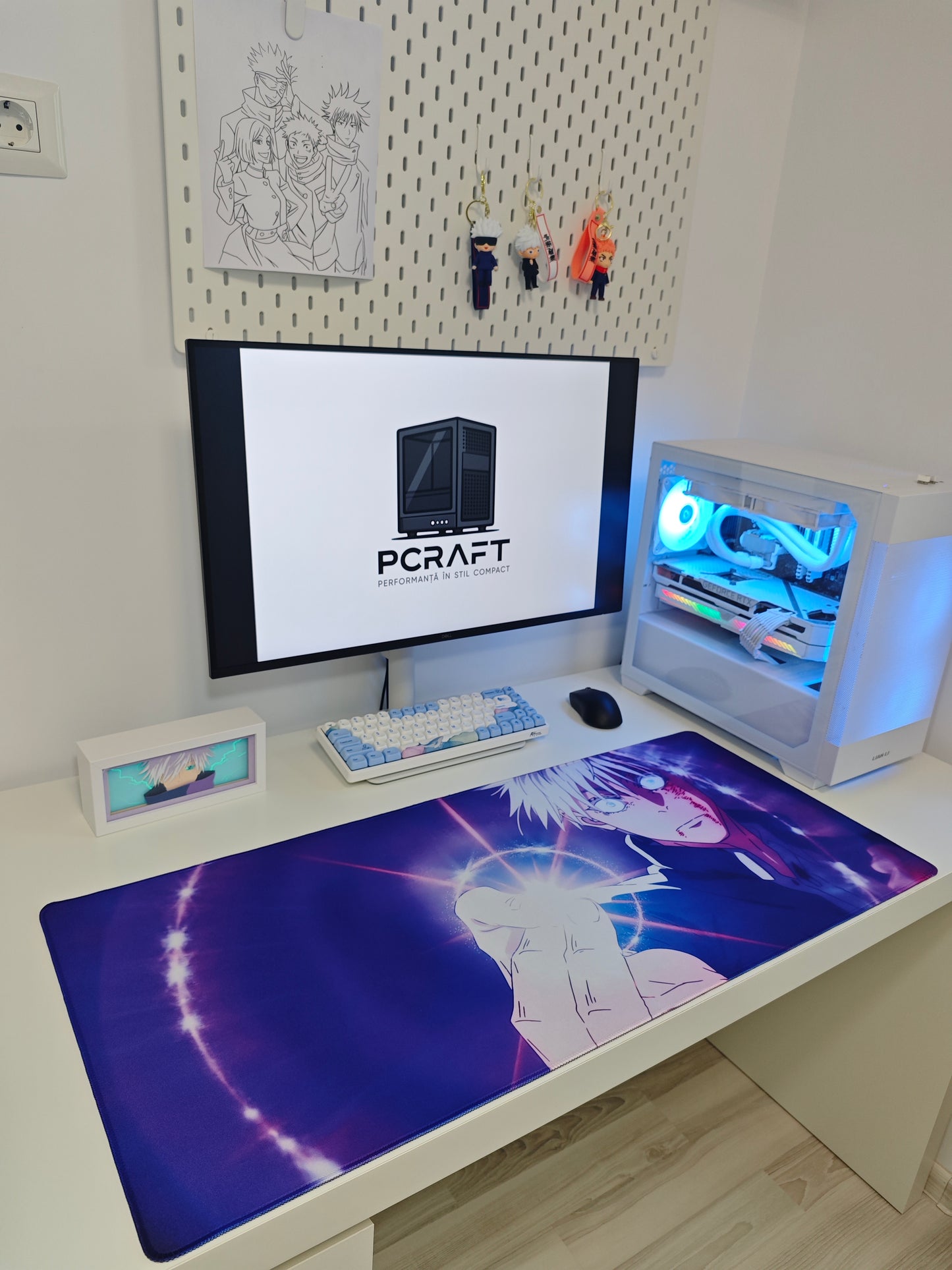 Mousepad din seria Jujutsu Kaisen cu personajul Gojo si tehnica Hollow Purple pe birou privit din ansamblu