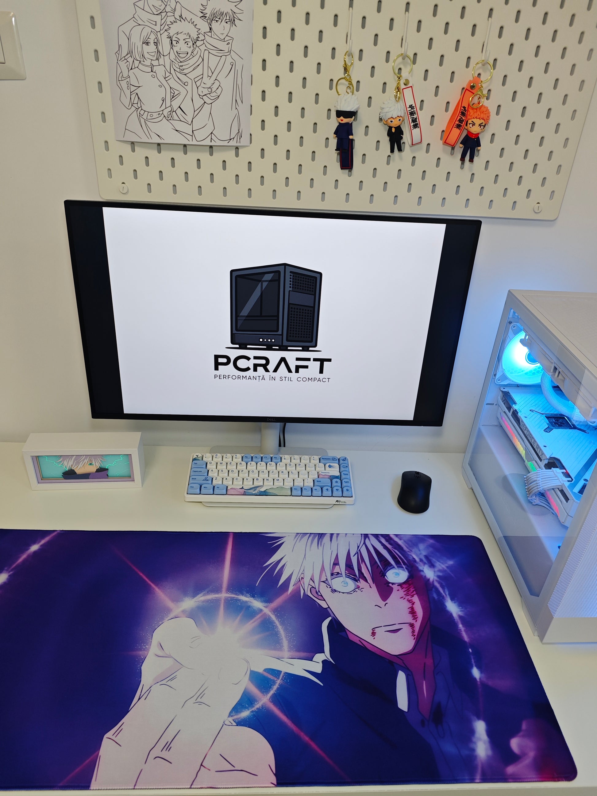 Mousepad din seria Jujutsu Kaisen cu personajul Gojo si tehnica Hollow Purple cu lampa de birou