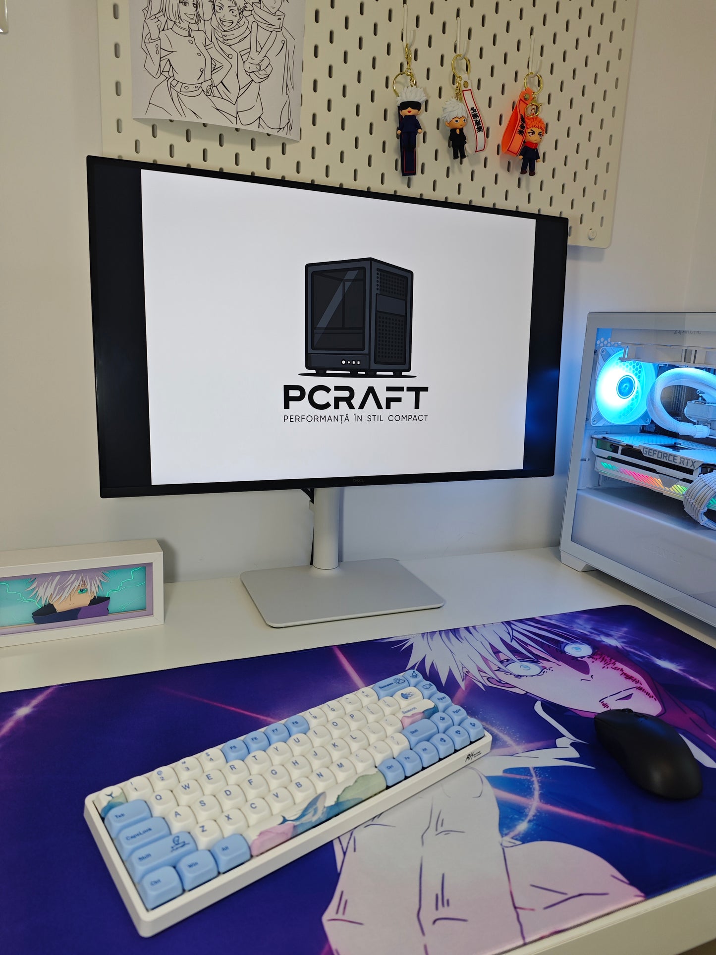 Mousepad din seria Jujutsu Kaisen cu personajul Gojo si tehnica Hollow Purple cu setup complet de gaming