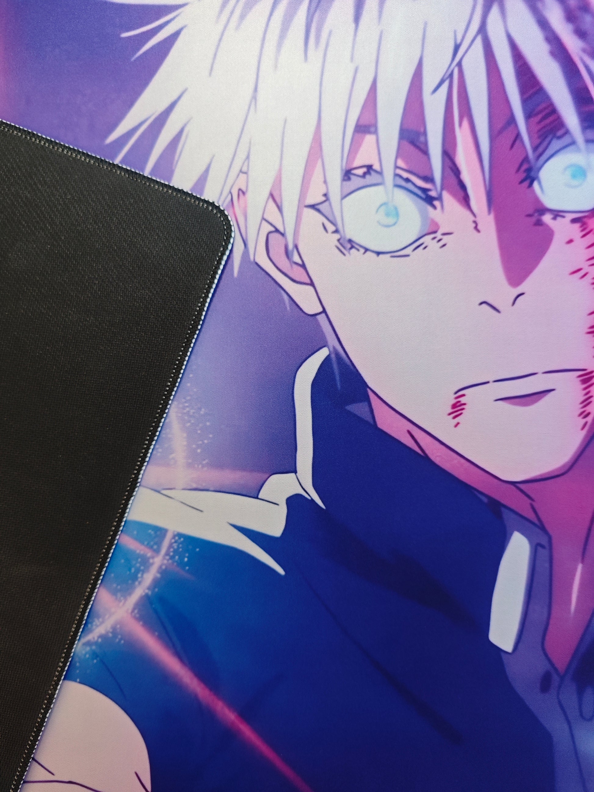 Mousepad din seria Jujutsu Kaisen cu personajul Gojo si tehnica Hollow Purple cu detaliu pe materialul cauciucat