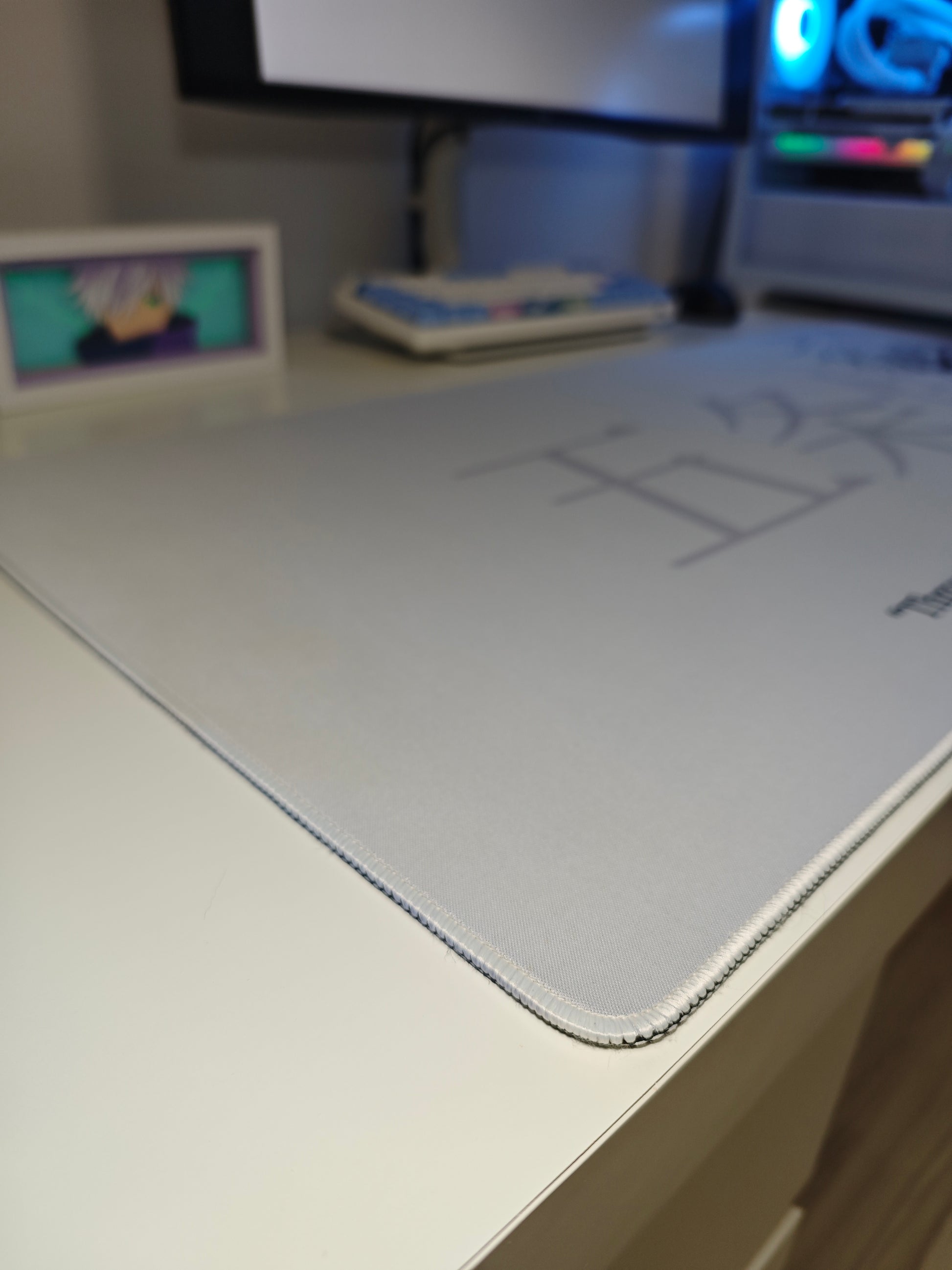 Mousepad din seria Jujutsu Kaisen cu personajul Gojo si citatul Honored One cu detaliu pe marginea cusuta