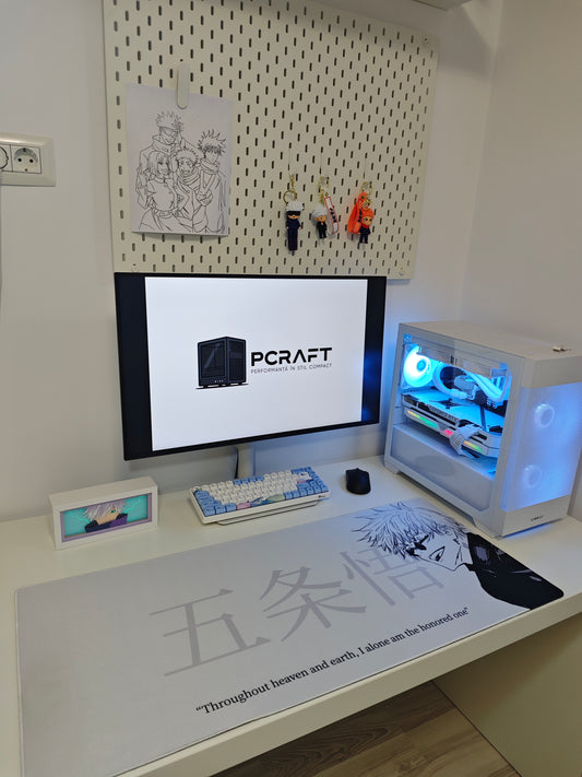 Mousepad din seria Jujutsu Kaisen cu personajul Gojo si citatul Honored One pe birou privit din ansamblu