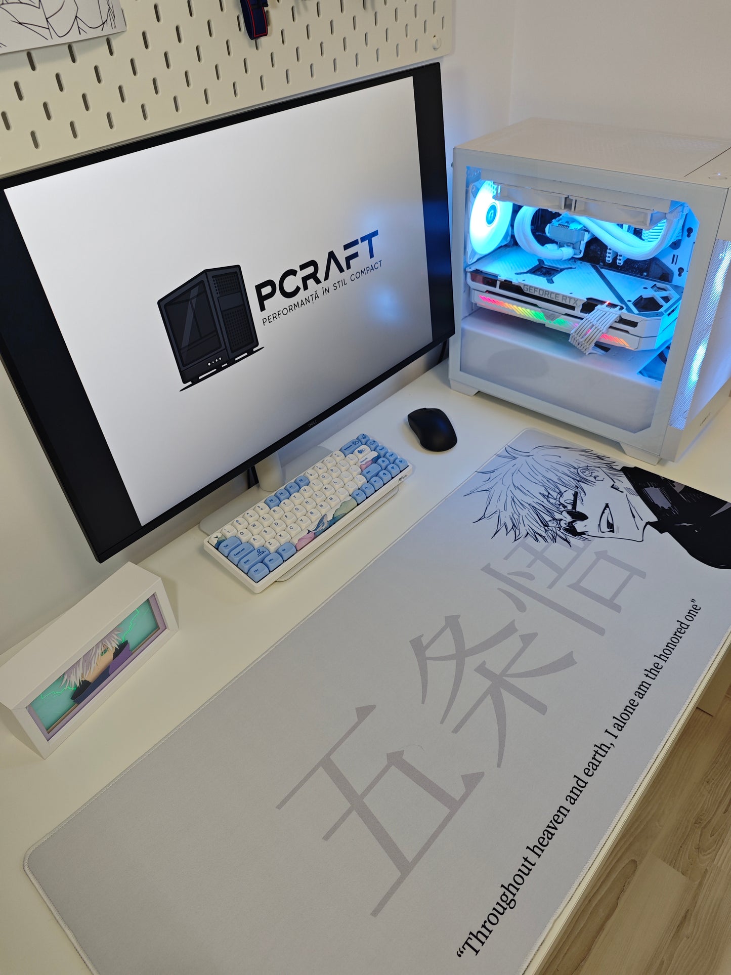 Mousepad din seria Jujutsu Kaisen cu personajul Gojo si citatul Honored One privit de sus