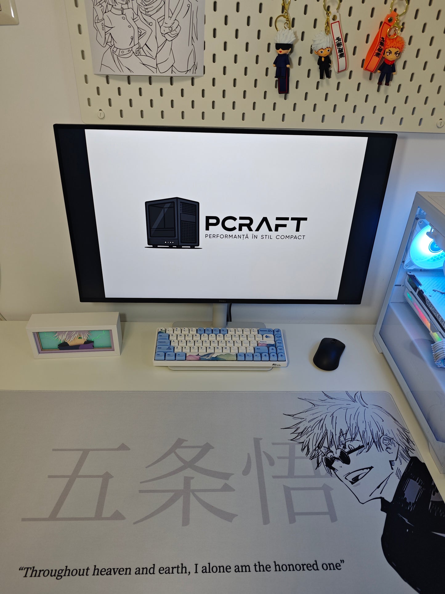 Mousepad din seria Jujutsu Kaisen cu personajul Gojo si citatul Honored One privit din fata