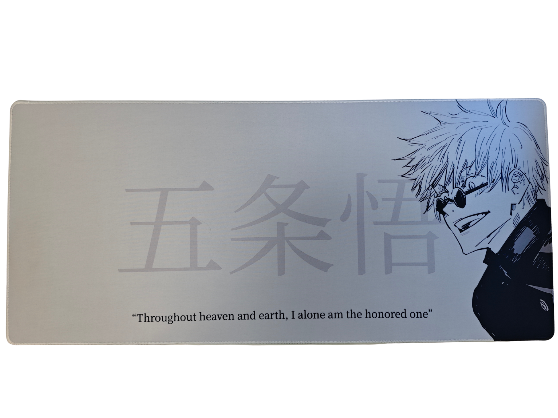 Mousepad din seria Jujutsu Kaisen cu personajul Gojo si citatul Honored One privit din profil