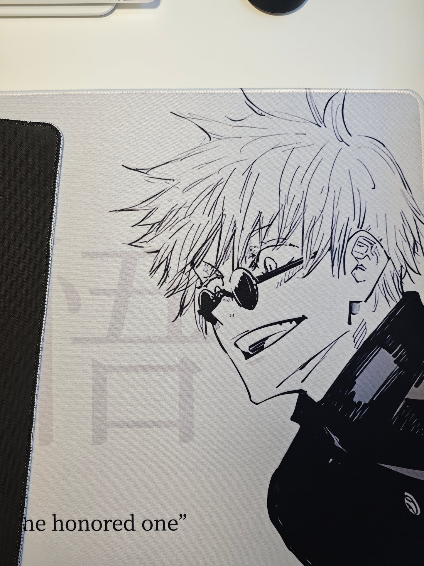 Mousepad din seria Jujutsu Kaisen cu personajul Gojo si citatul Honored One cu detaliu pe materialul cauciucat