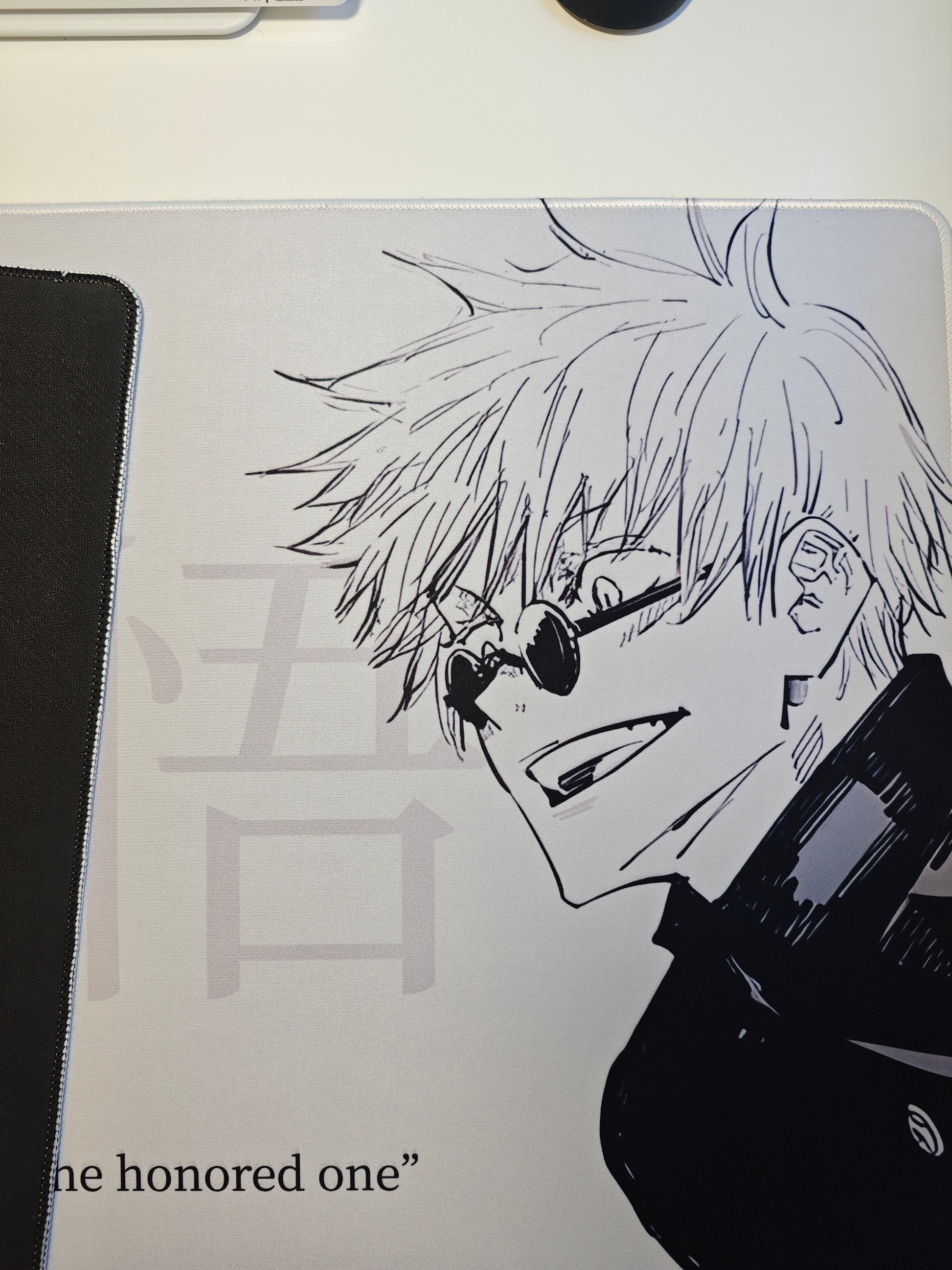 Mousepad din seria Jujutsu Kaisen cu personajul Gojo si citatul Honored One cu detaliu pe materialul cauciucat