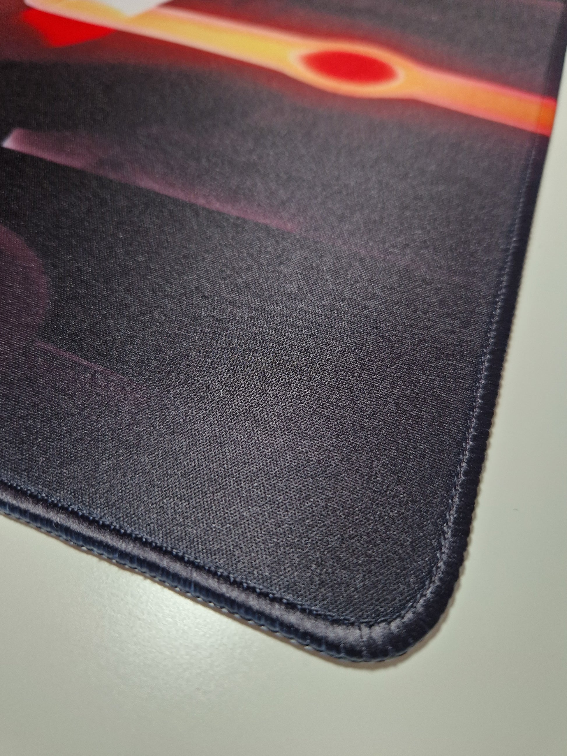 Mousepad din seria Jujutsu Kaisen cu personajul Sukuna si tehnica Domain Expansion cu detaliu pe marginea cusuta