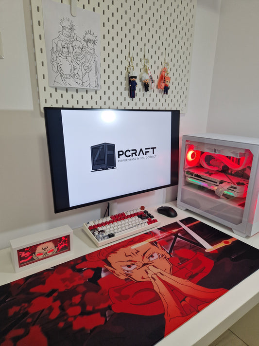 Mousepad din seria Jujutsu Kaisen cu personajul Sukuna si tehnica Domain Expansion pe birou privit din ansamblu