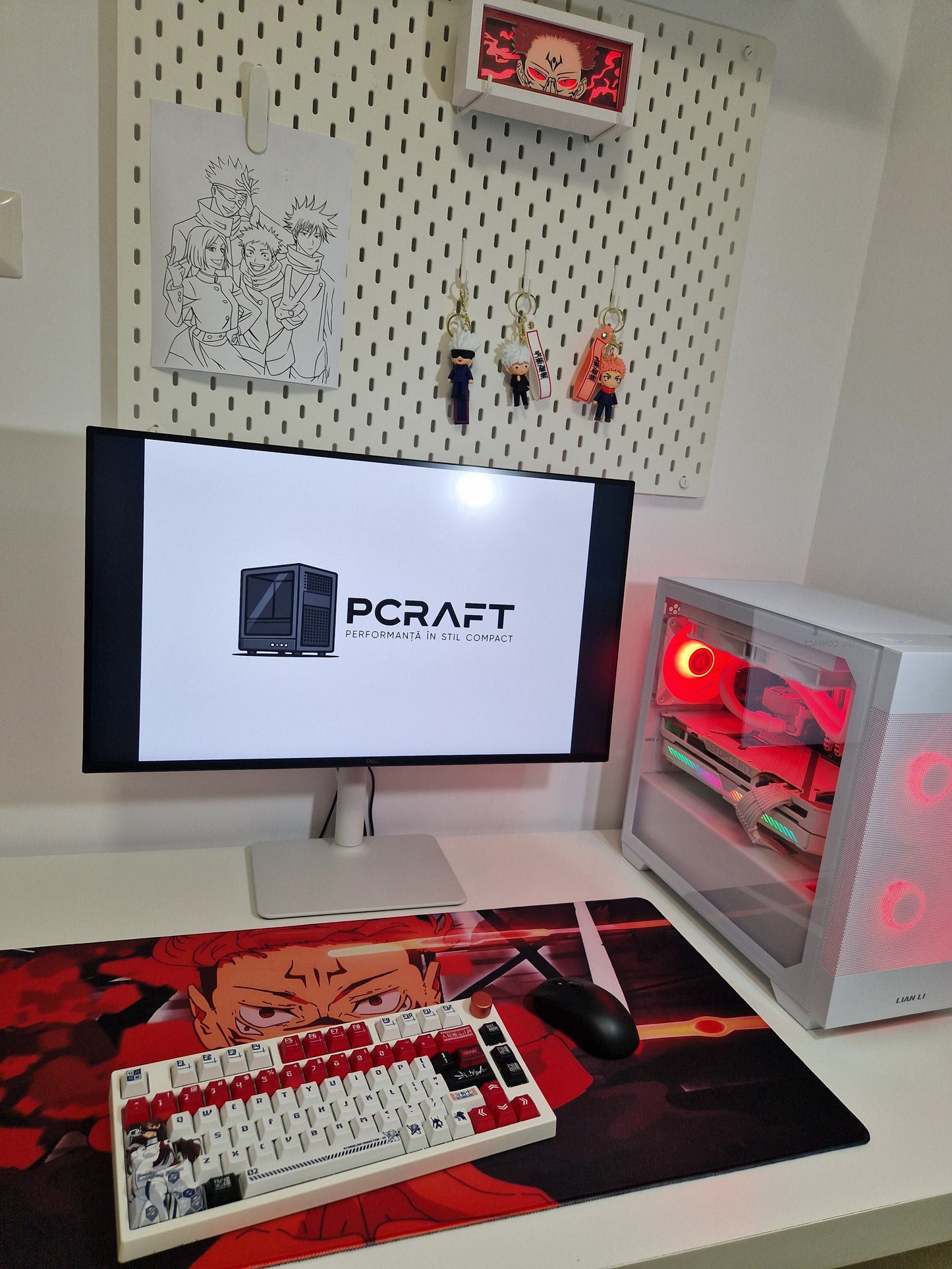 Mousepad din seria Jujutsu Kaisen cu personajul Sukuna si tehnica Domain Expansion pe birou cu setup complet de gaming