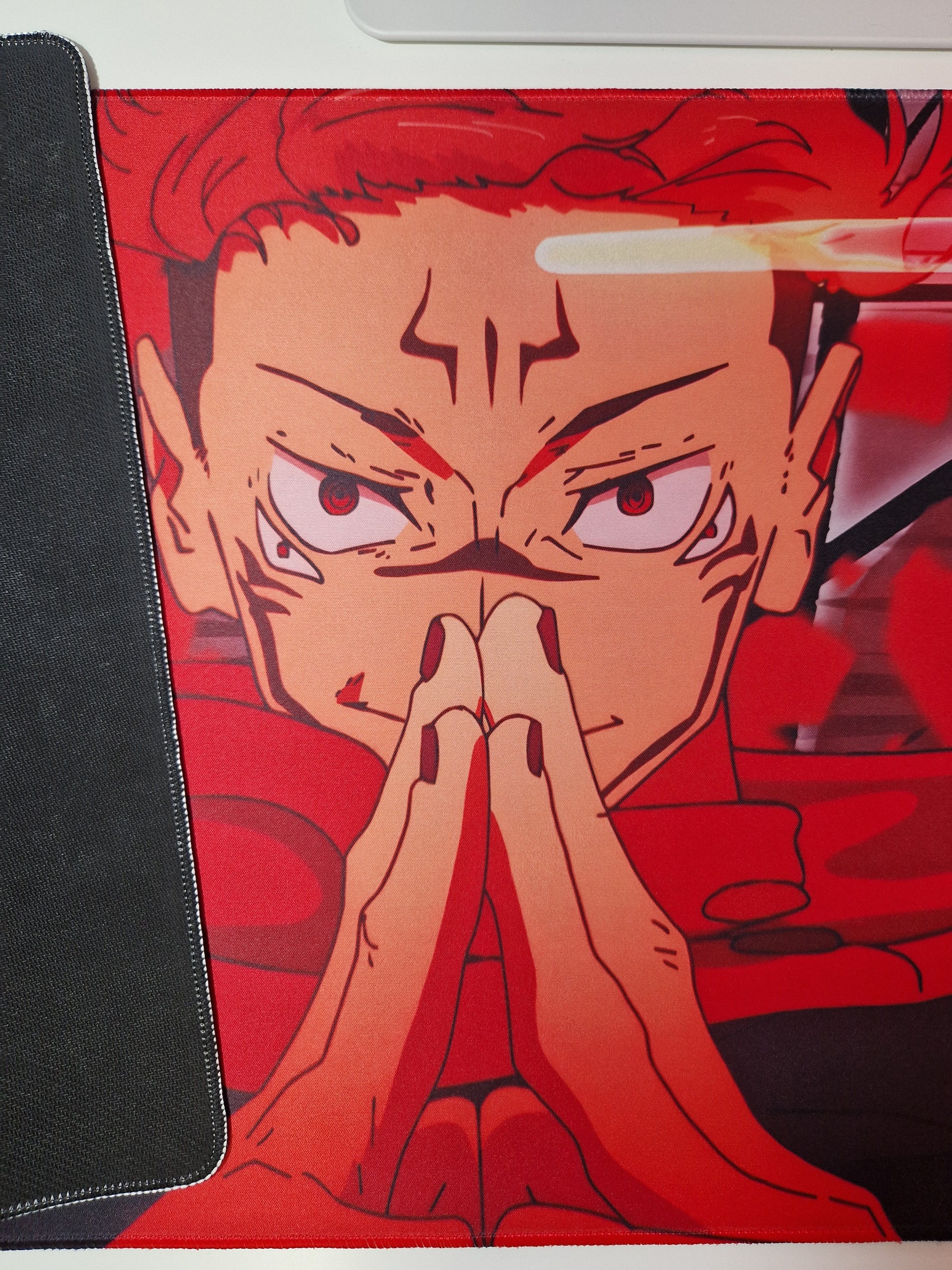 Mousepad din seria Jujutsu Kaisen cu personajul Sukuna si tehnica Domain Expansion cu detaliu pe materialul cauciucat