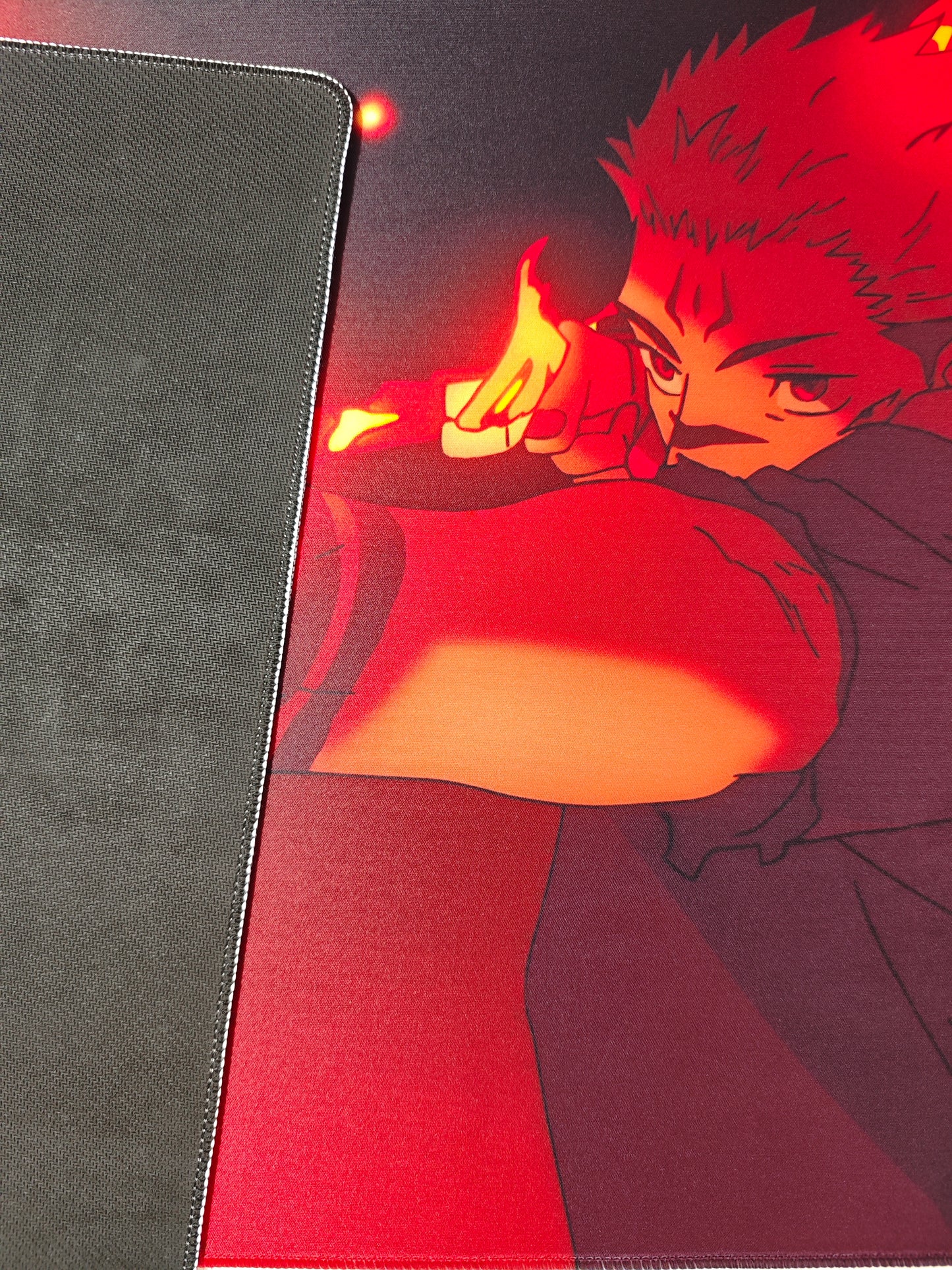 Mousepad din seria Jujutsu Kaisen cu personajul Sukuna cu detaliu pe materialul cauciucat
