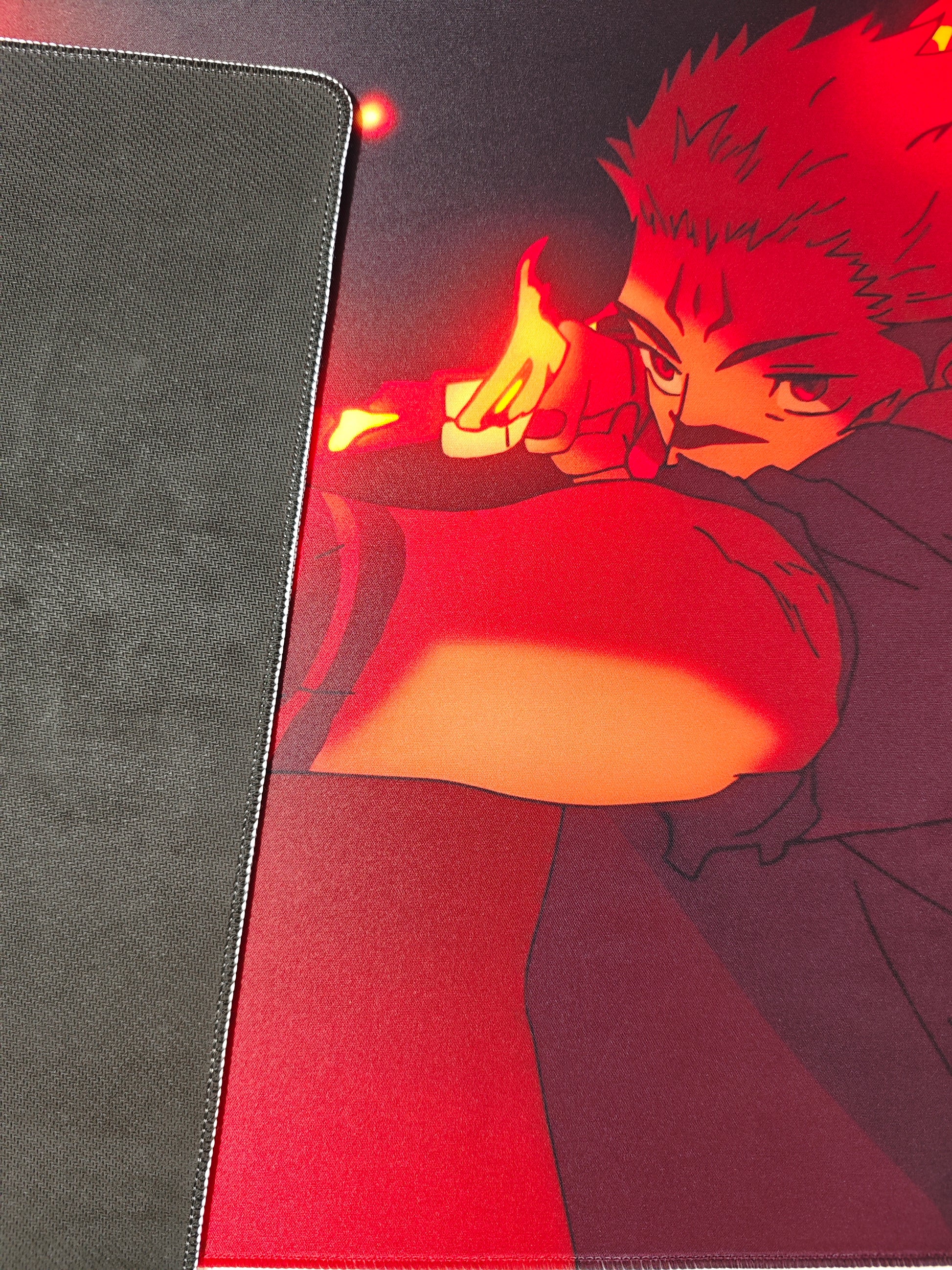 Mousepad din seria Jujutsu Kaisen cu personajul Sukuna cu detaliu pe materialul cauciucat