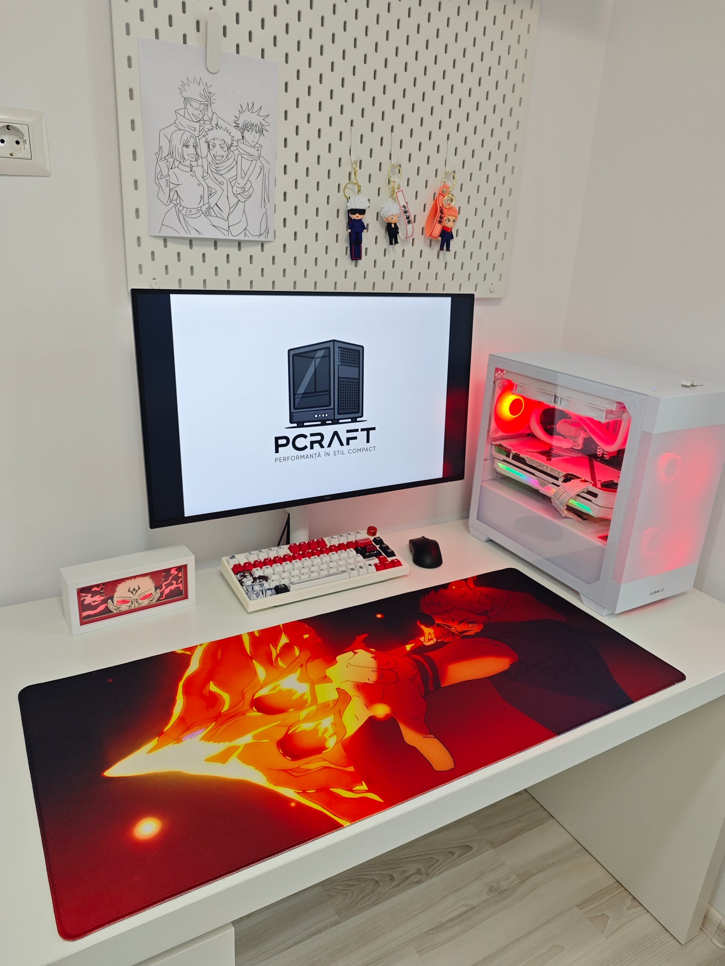 Mousepad din seria Jujutsu Kaisen cu personajul Sukuna pe birou privit din ansamblu