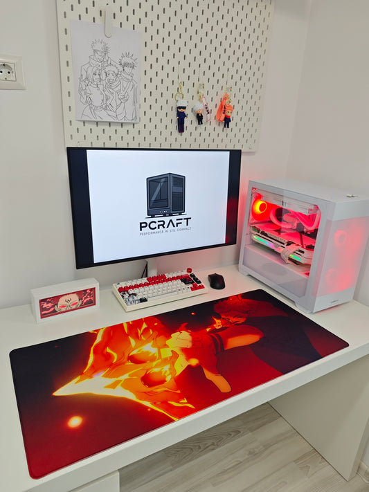 Mousepad din seria Jujutsu Kaisen cu personajul Sukuna pe birou privit din ansamblu