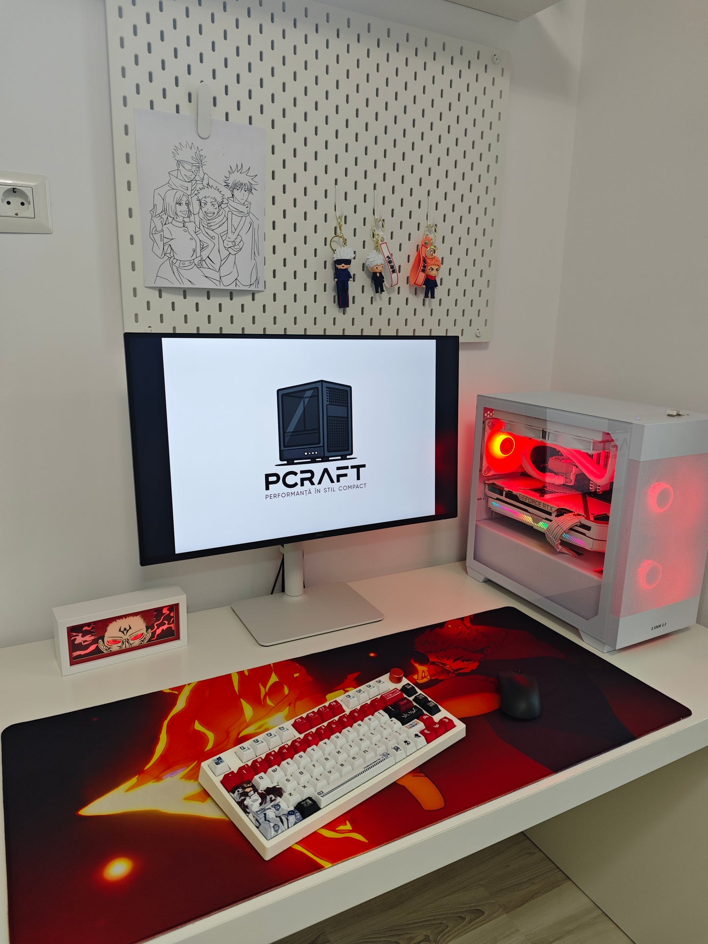 Mousepad din seria Jujutsu Kaisen cu personajul Sukuna pe birou cu setup complet de gaming