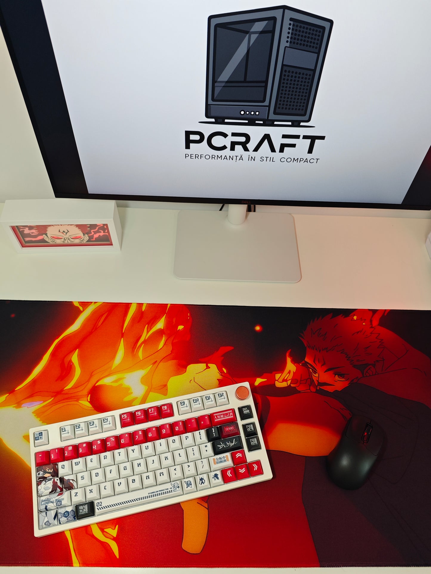 Mousepad din seria Jujutsu Kaisen cu personajul Sukuna pe birou cu mouse si tastatura si lampa de birou